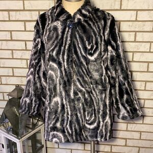 Alfred Dunner / Black and gray fun fur jacket. Single button w/pockets
Size 14